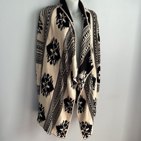Black and Cream Patterned Women's Sweater - Picture 8 of 13